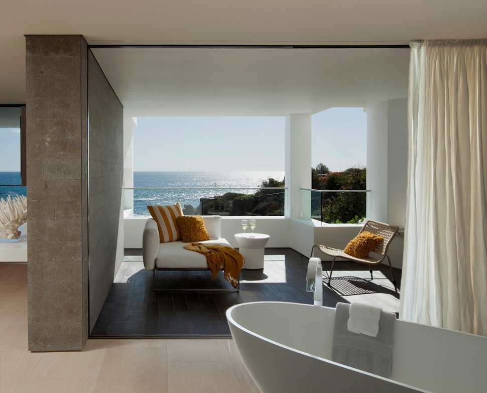 Luxury Lounge Bath